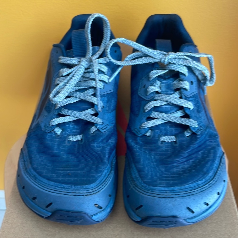 ALTRA Women’s ALOA548E Lone Peak 6 Trail Running Shoe.Excellent condition
